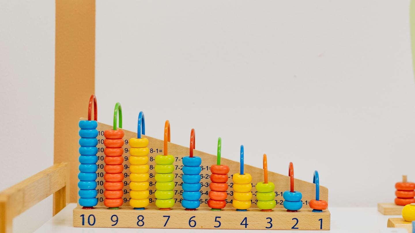 机に置かれた知育玩具の数取り器と積み木